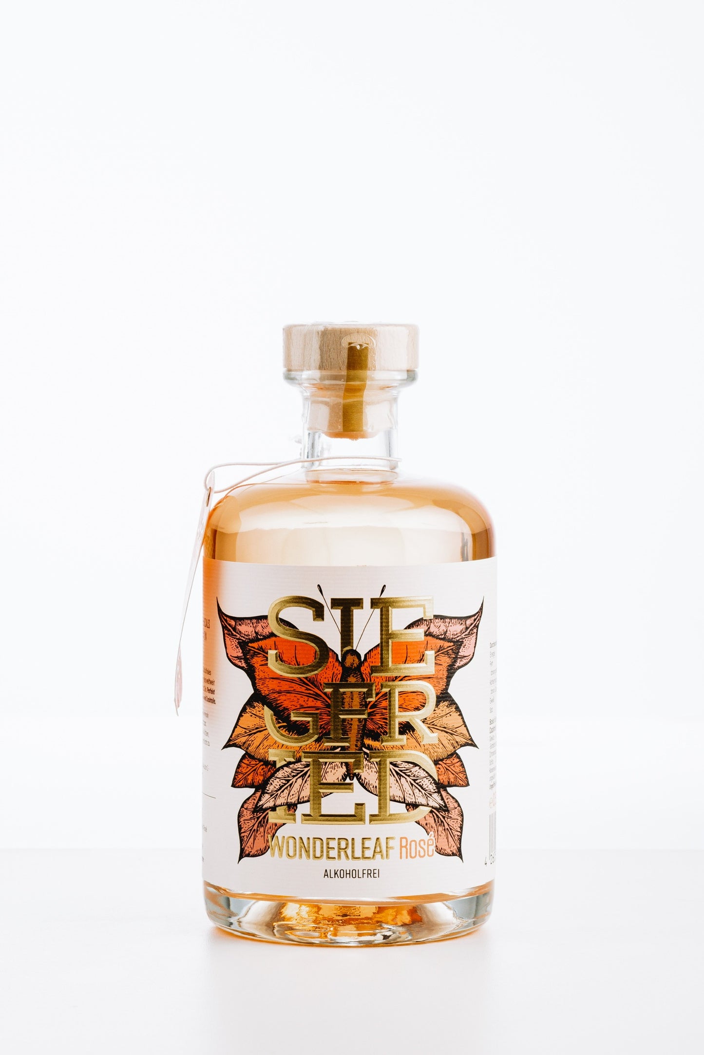 Siegfried Wonderleaf Rosé alkoholfrei – stilvolle Flasche mit roséfarbener Flüssigkeit, floralem Etikett und Holzverschluss, ideal für alkoholfreie Aperitifs und Longdrinks