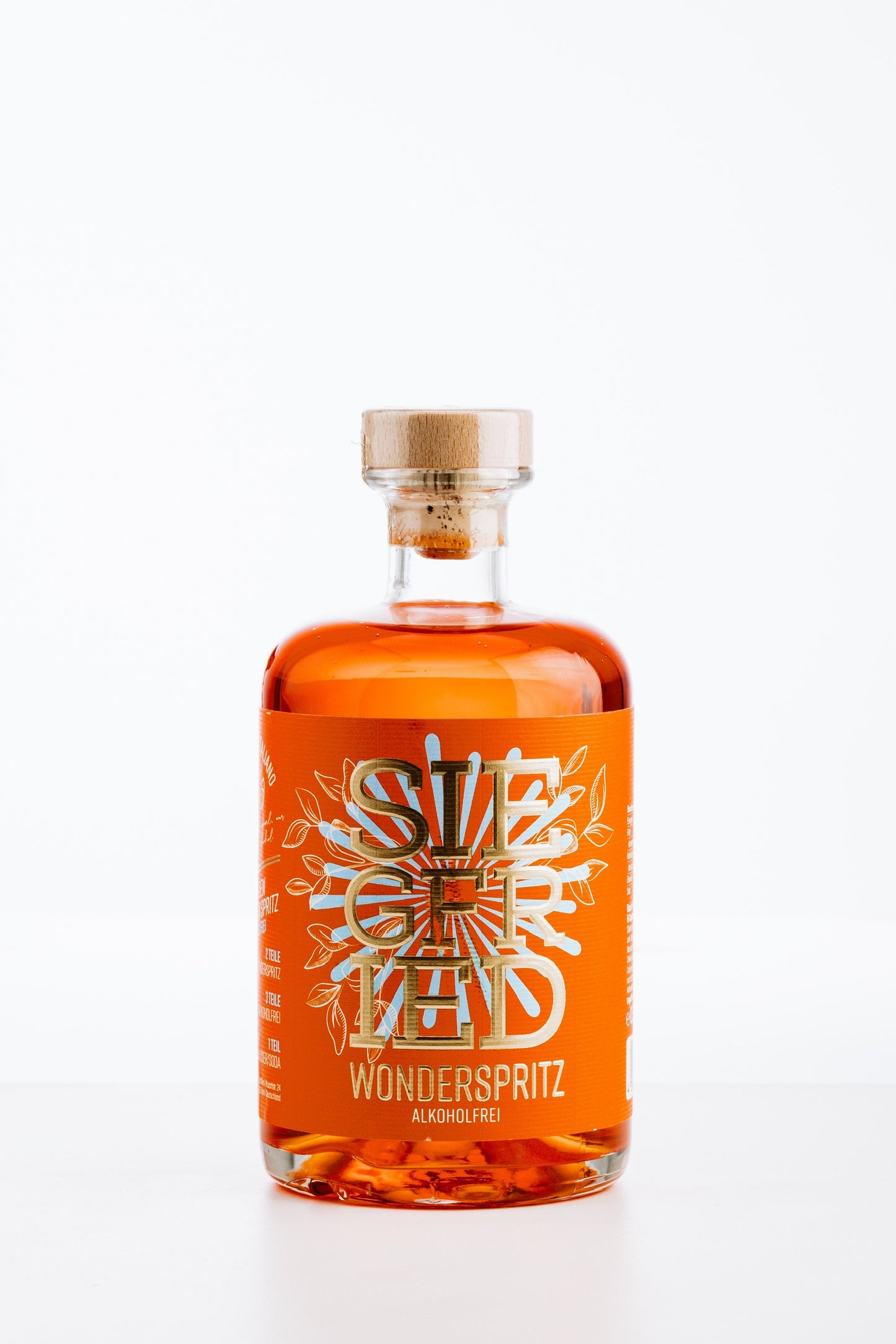 Siegfried Wonderspritz alkoholfrei – Flasche mit orangefarbener Flüssigkeit, sonniges Etikett mit Botanicals und Holzverschluss, alkoholfreie Spritz-Alternative für Dolce-Vita-Momente