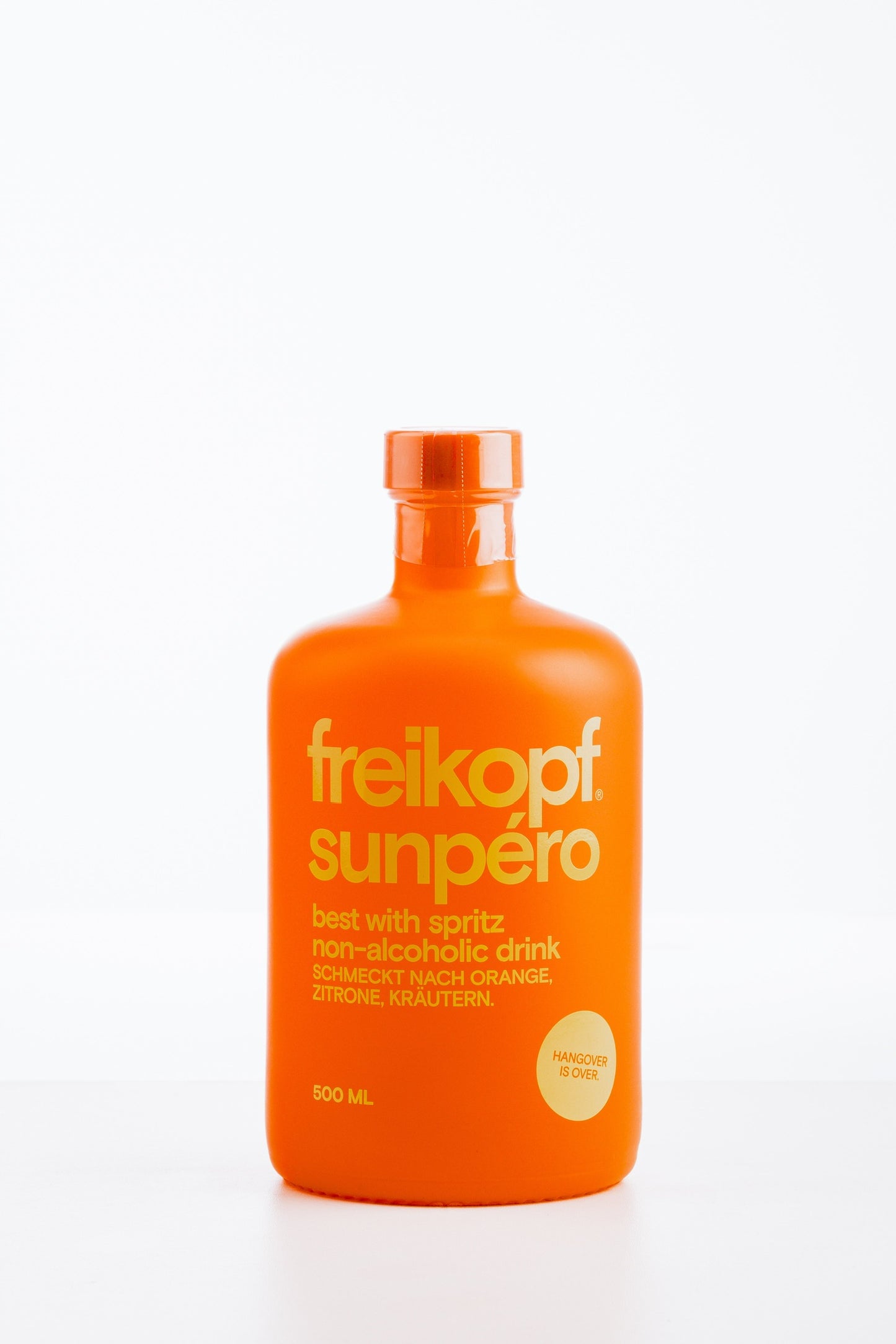 freikopf sunpéro alkoholfreier Drink – leuchtend orange Flasche mit gelber Schrift auf weißem Hintergrund, Geschmack: Orange, Zitrone, Kräuter