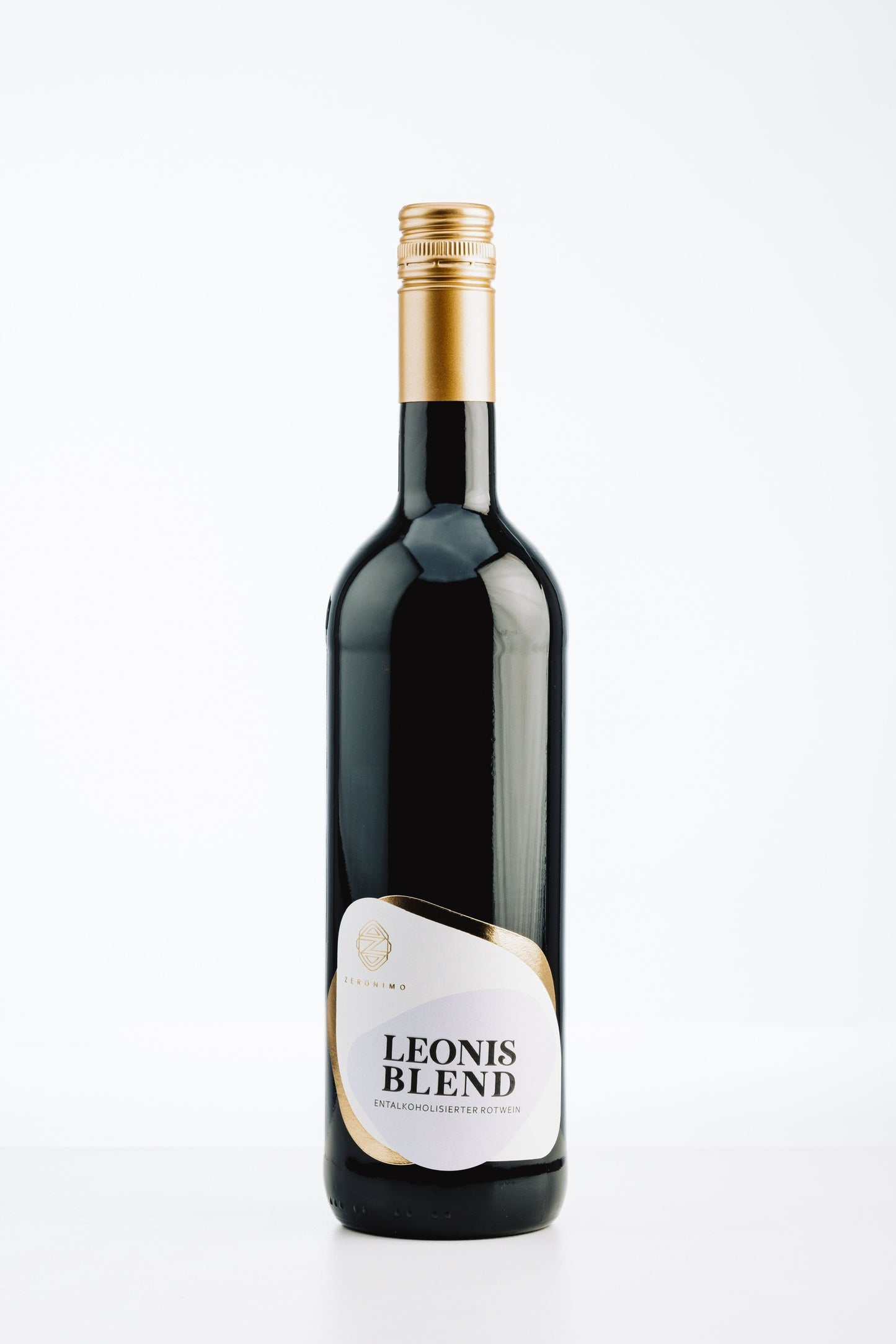 Flasche ZERONIMO Leonis Blend alkoholfrei mit goldener Kapsel und elegantem Etikett vor schwarzem Hintergrund.