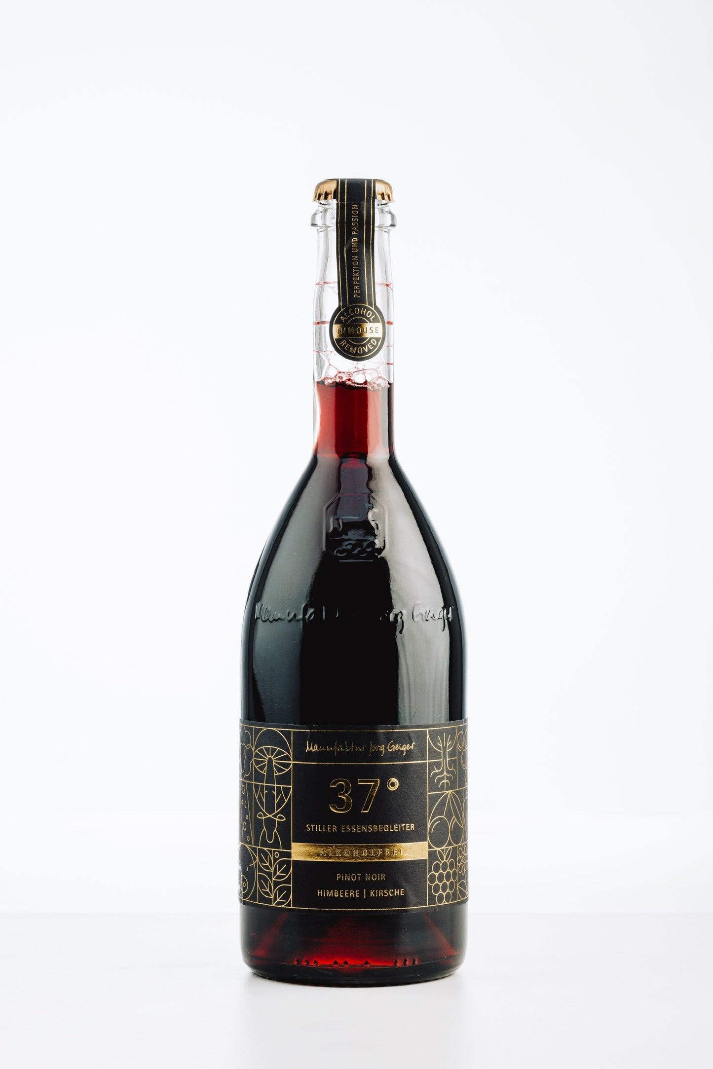 Flasche 37 Grad alkoholfrei von Jörg Geiger, Pinot Noir mit Kirsche und Himbeere, tiefrote Farbe mit schwarzem Etikett und goldener Typo