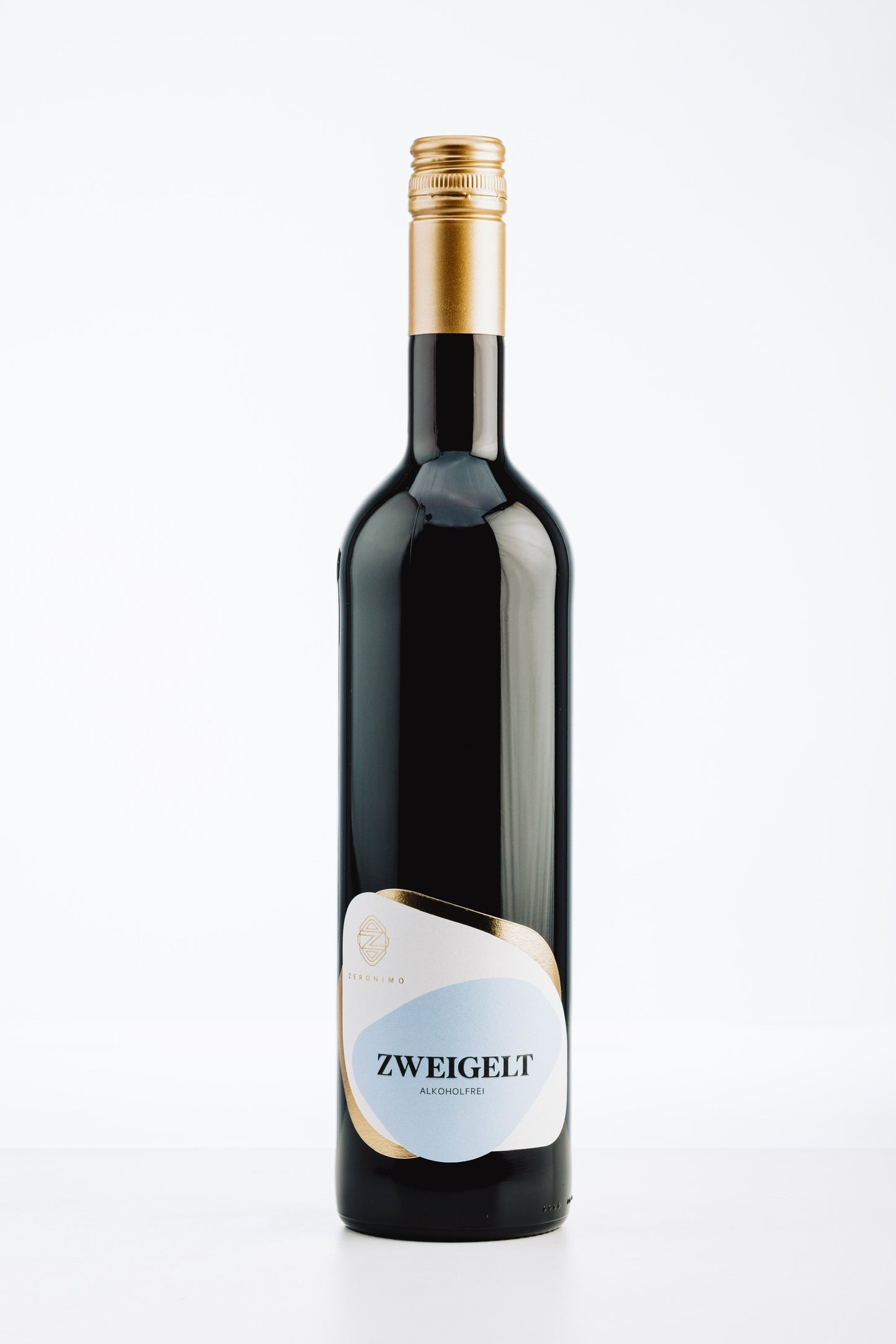 Flasche Zeronimo Zweigelt alkoholfrei mit goldener Kapsel und blauer Etikettgestaltung vor schwarzem Hintergrund.