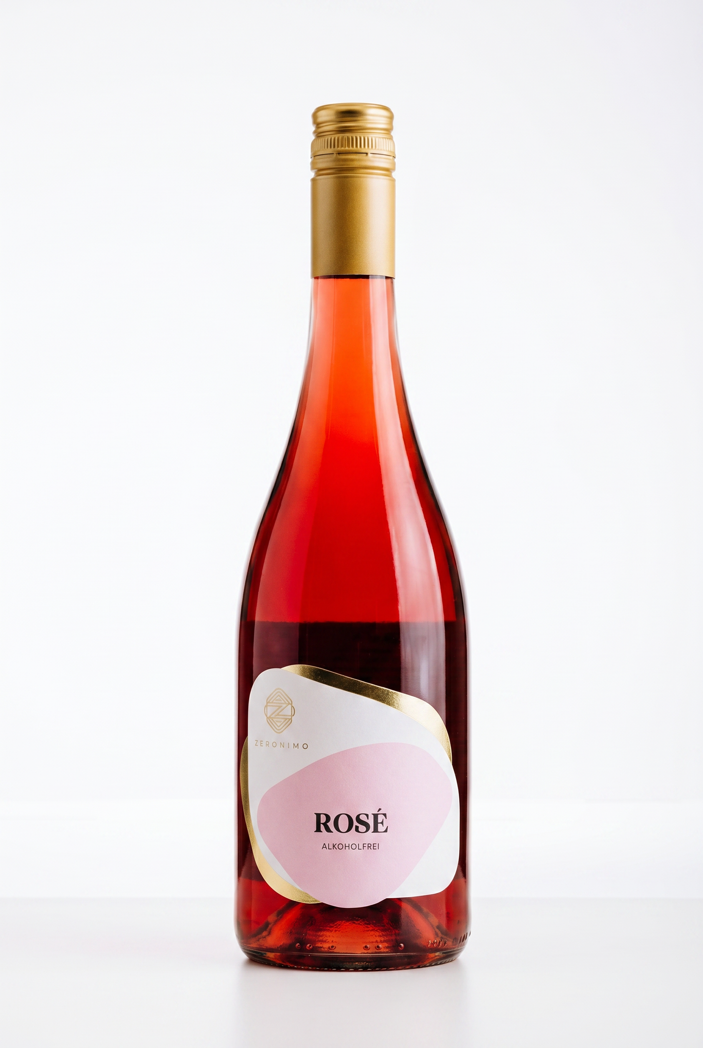 Zeronimo Rosé 2025 alkoholfrei in eleganter Roséflasche vor hellem Hintergrund mit goldfarbenem Zeronimo Logo