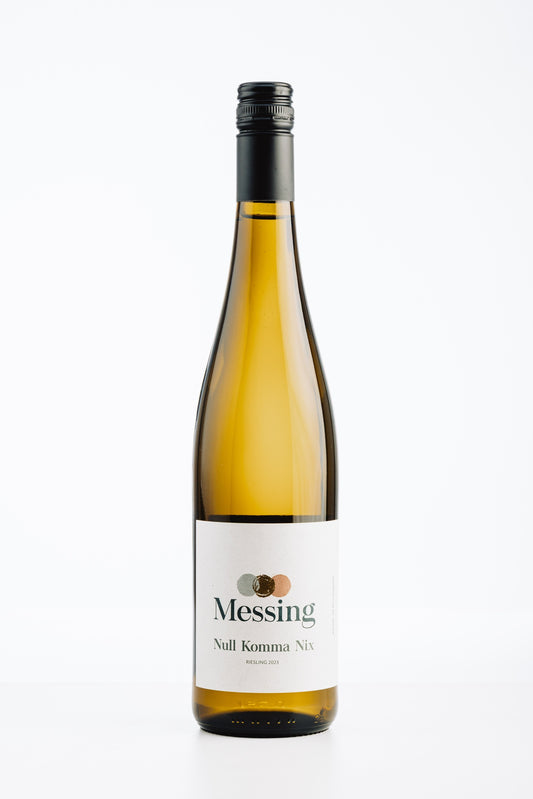 Flasche Messing Null Komma Nix Riesling alkoholfrei 2023 mit hellem Etikett und Schraubverschluss – alkoholfreier Weißwein aus Rheinhessen