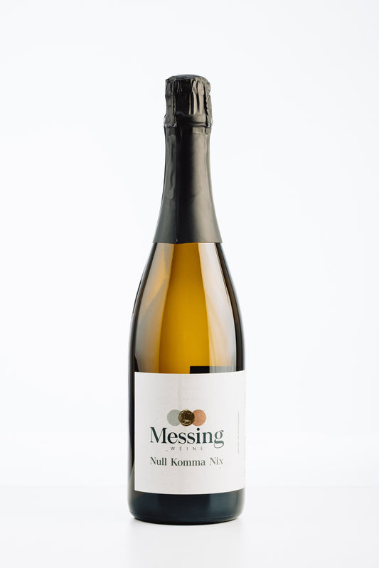 Flasche Messing Null und Nix perlig alkoholfrei mit schwarzer Kapsel und Etikett, 91 Falstaff-Punkte, alkoholfreier Schaumwein aus Riesling und Muskateller