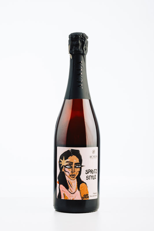 Flasche Acala Spritz Style – alkoholfreier Sparkling Tea mit pinkem Etikett und modernem Design