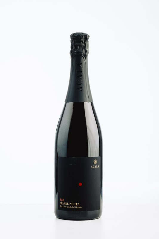 Acala Sparkling Tea Red – alkoholfreier Schaumtee in dunkler Flasche mit rotem Punkt auf schwarzem Etikett