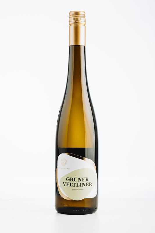 ZERONIMO Grüner Veltliner alkoholfrei – elegante Weißweinflasche mit grün-goldenem Etikett und Schraubverschluss vor dunklem Hintergrund.