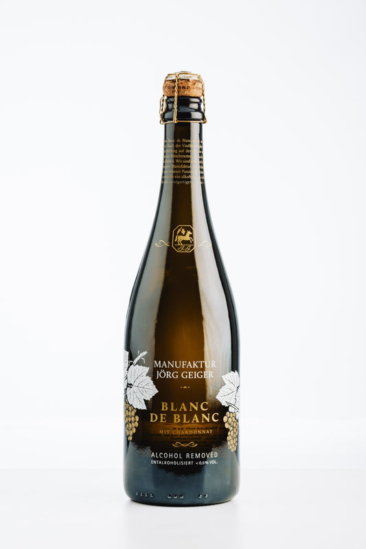 Flasche Blanc de Blancs alkoholfrei von Jörg Geiger, 0,75 l, mit goldener Traube und weißem Blatt auf dem Etikett, Chardonnay basiert
