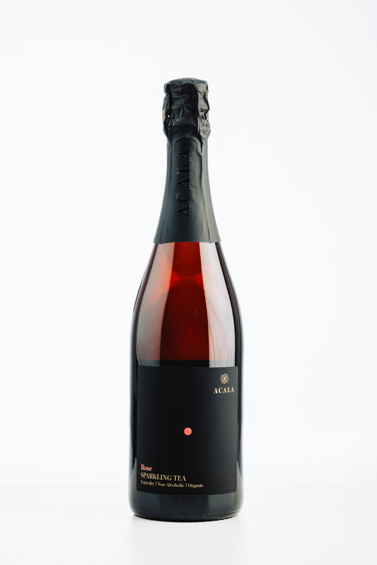Flasche Acala Sparkling Tea Rose – alkoholfreier, fermentierter Bio-Schaumtee in elegantem Schwarz mit rosa Punkt und Schrift