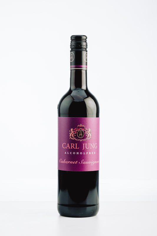 Carl Jung Cabernet Sauvignon alkoholfrei – elegante Rotweinflasche mit violettem Etikett, fotografiert vor weißem Hintergrund
