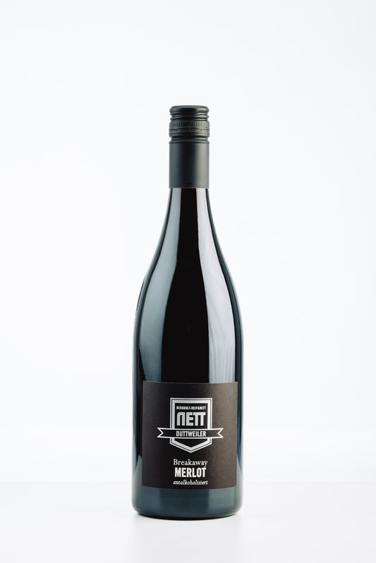 Merlot alkoholfrei von Bergdolt-Reif & Nett – kräftiger Rotwein mit Aromen von getrockneten Beeren, rotem Pfeffer und kirschiger Frische.