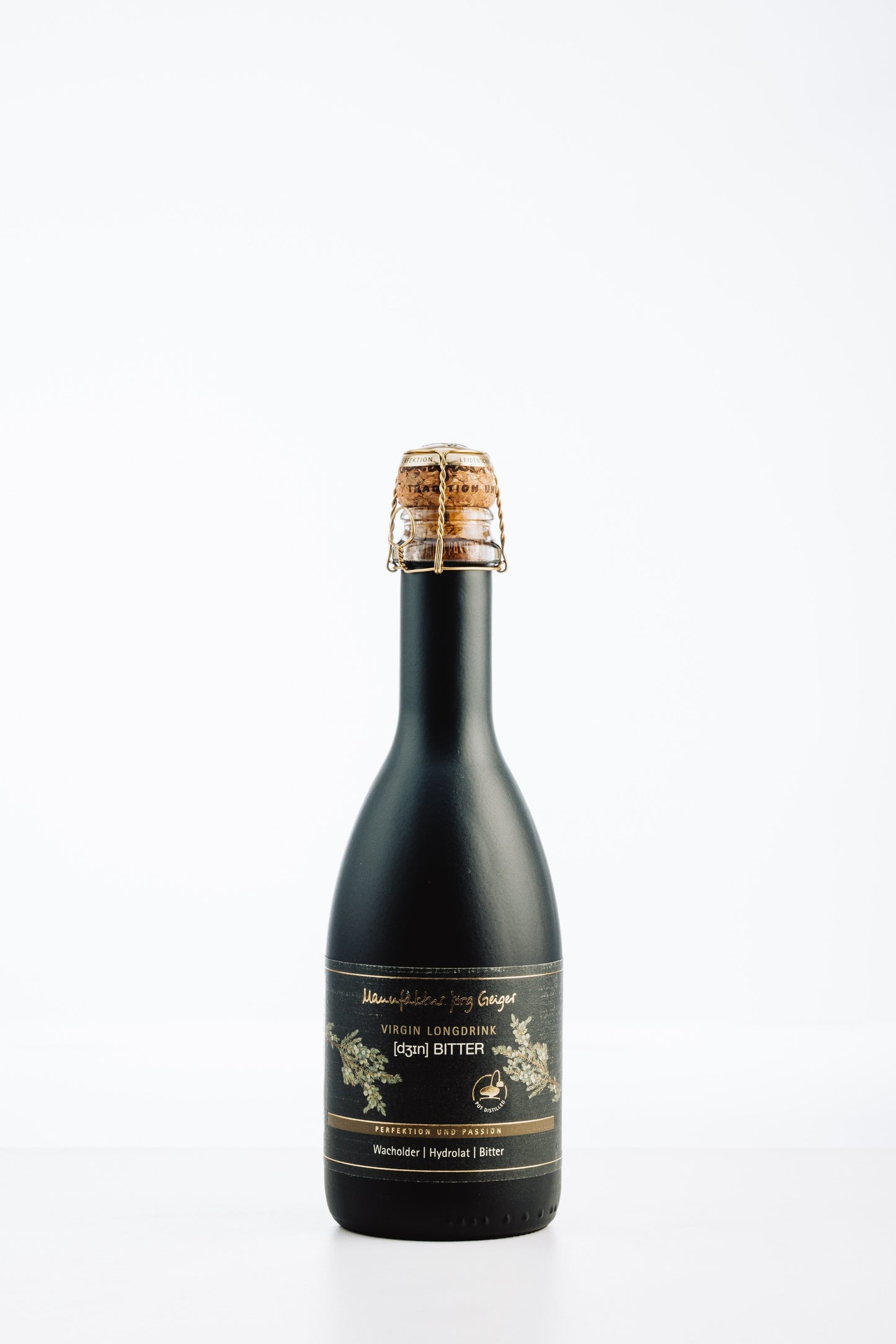 Flasche [dgin] BITTER alkoholfrei von Jörg Geiger – schwarzes Design, goldener Korkverschluss, Aperitif ohne Alkohol