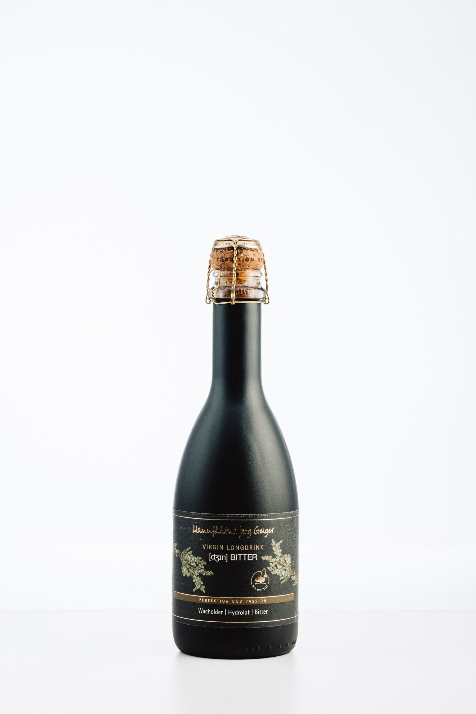 Flasche [dgin] BITTER alkoholfrei von Jörg Geiger – schwarzes Design, goldener Korkverschluss, Aperitif ohne Alkohol