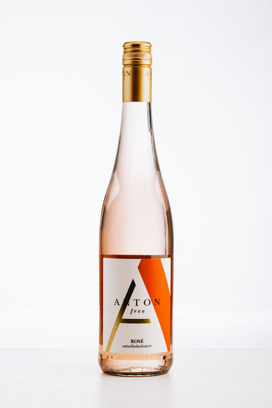 Anton Rosé alkoholfrei – trockener alkoholfreier Roséwein aus der Pfalz, schlanke Glasflasche mit modernem Etikett und goldener Schraubkapsel