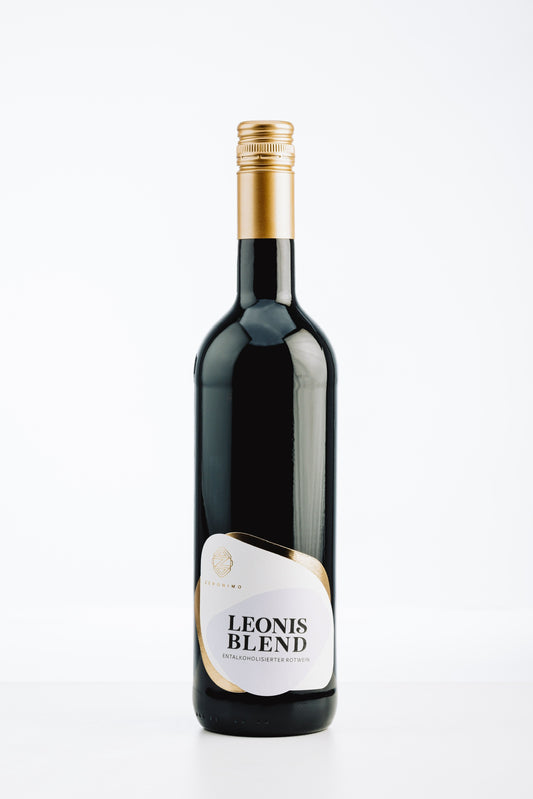Flasche ZERONIMO Leonis Blend alkoholfrei mit goldener Kapsel und elegantem Etikett vor schwarzem Hintergrund.
