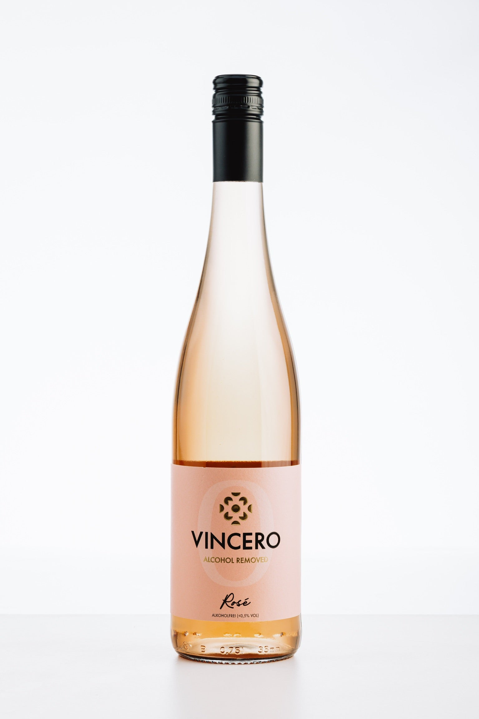 VINCERO Rosé alkoholfrei – stilvoll fotografierte Flasche vor weißem Hintergrund, eleganter alkoholfreier Roséwein mit Schraubverschluss