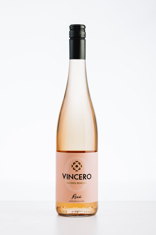 VINCERO Rosé alkoholfrei – stilvoll fotografierte Flasche vor weißem Hintergrund, eleganter alkoholfreier Roséwein mit Schraubverschluss