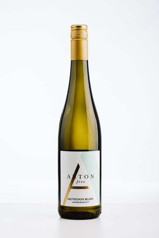 Anton Sauvignon Blanc alkoholfrei – glanzheller, blassgelber Weißwein mit Aromen von Maracuja, Stachelbeere und frisch geschnittenem Gras
