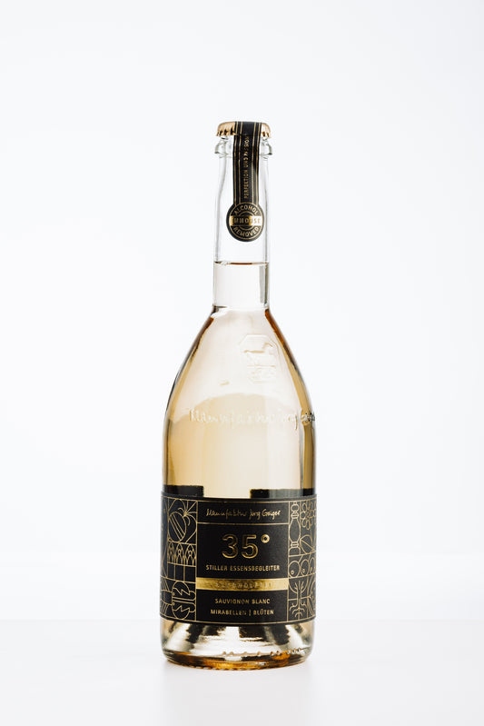 Flasche 35 Grad alkoholfrei von Jörg Geiger – weißer Essensbegleiter mit Sauvignon Blanc, Mirabellen und Blüten