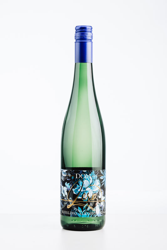 DOM Zero Riesling alkoholfrei – eleganter alkoholfreier Riesling in grüner 0,75 l Flasche mit floralem Etikett und blauem Schraubverschluss auf weißem Hintergrund