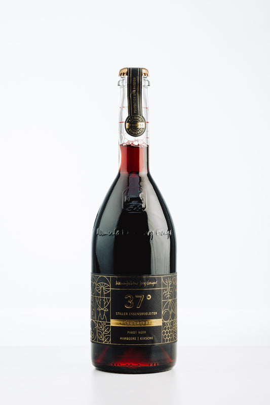 Flasche 37 Grad alkoholfrei von Jörg Geiger, Pinot Noir mit Kirsche und Himbeere, tiefrote Farbe mit schwarzem Etikett und goldener Typo