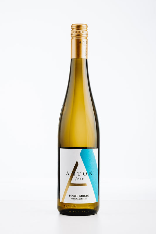 Anton Pinot Grigio alkoholfrei – elegante Weißwein-Flasche mit modernem Etikett. Entalkoholisiert. Ideal für bewussten Genuss.