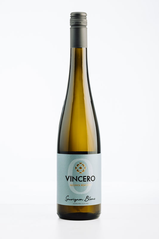 VINCERO Sauvignon Blanc alkoholfrei – hochwertige Weißweinflasche mit hellblauem Etikett, vor weißem Hintergrund fotografiert