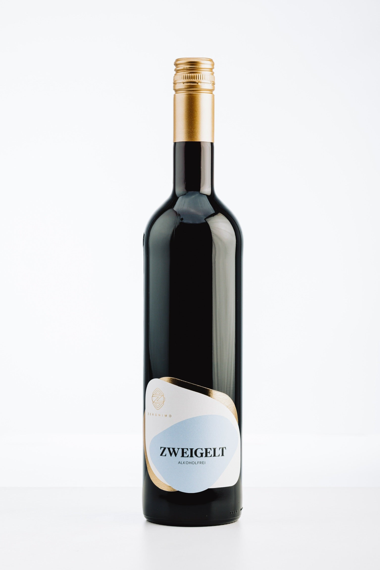 Flasche Zeronimo Zweigelt alkoholfrei mit goldener Kapsel und blauer Etikettgestaltung vor schwarzem Hintergrund.