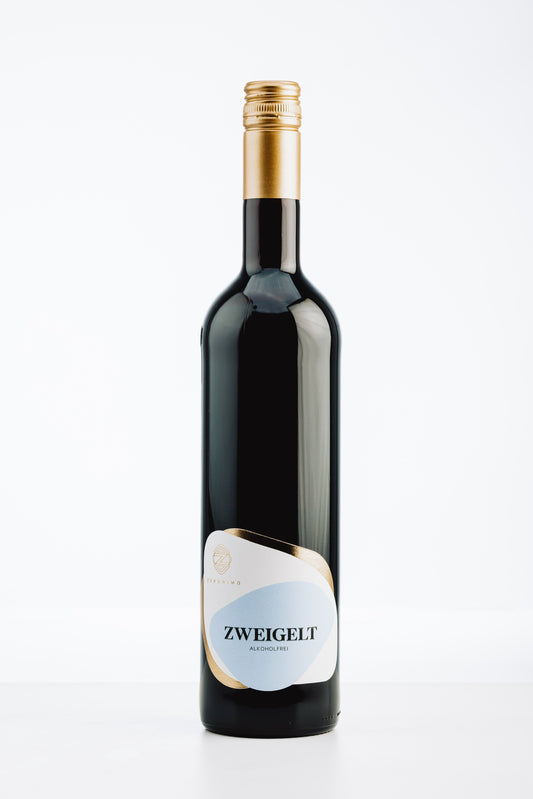 Flasche Zeronimo Zweigelt alkoholfrei mit goldener Kapsel und blauer Etikettgestaltung vor schwarzem Hintergrund.