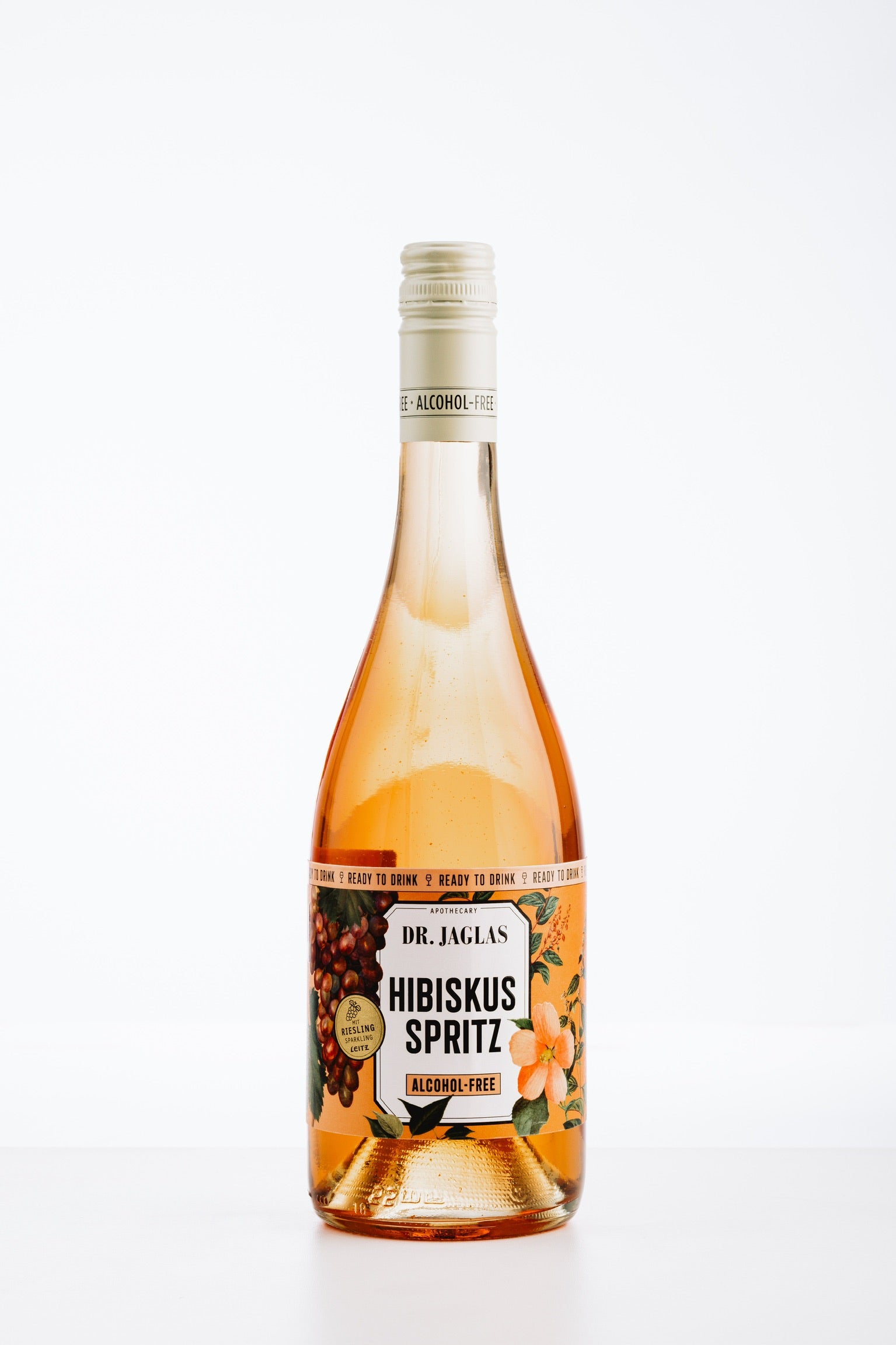 Dr. Jaglas Hibiskus Spritz alkoholfrei – stilvoll fotografierte Flasche vor weißem Hintergrund, sommerlich, elegant, alkoholfreier Aperitif auf Hibiskus-Basis