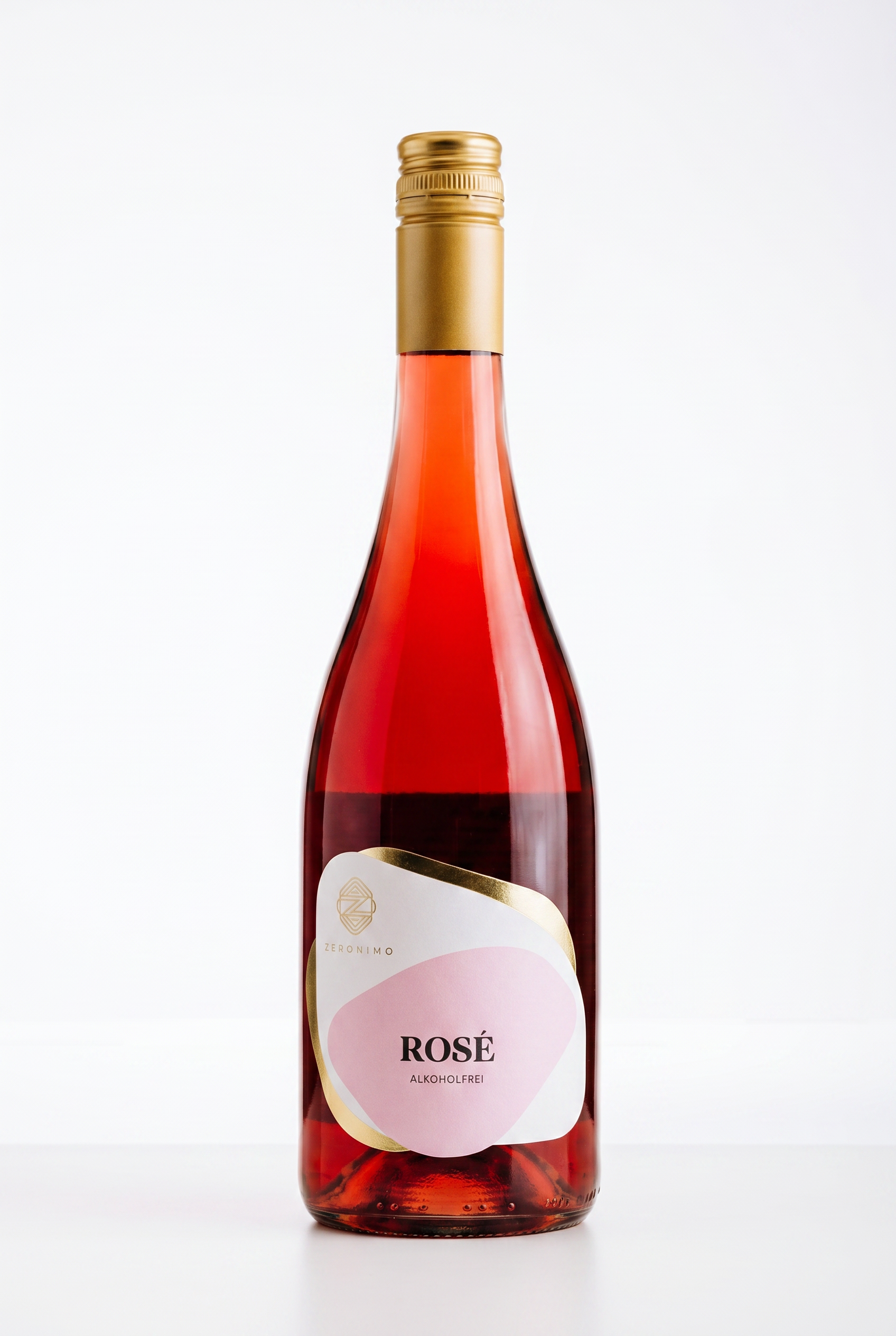 Zeronimo Rosé 2025 alkoholfrei in eleganter Roséflasche vor hellem Hintergrund mit goldfarbenem Zeronimo Logo